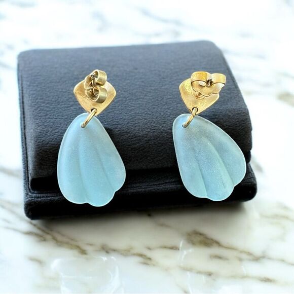 Vintage Avon Elegant Gold and Blue Earrings - Picture 2 of 3